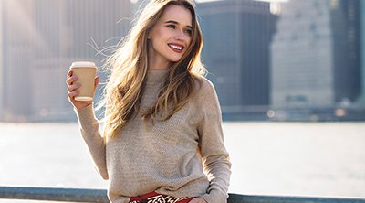 chica con pelo suelto tomando café